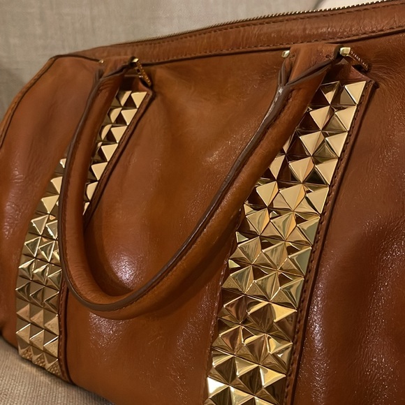 STUNNING 🤩 Tory Burch 2 way cognac leather rock stud bag with removable strap. - Picture 6 of 14